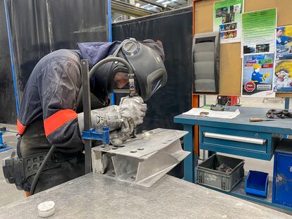 Un trabajador de la fábrica Talgoen el centro de Rivabellosa, Álava, este martes.