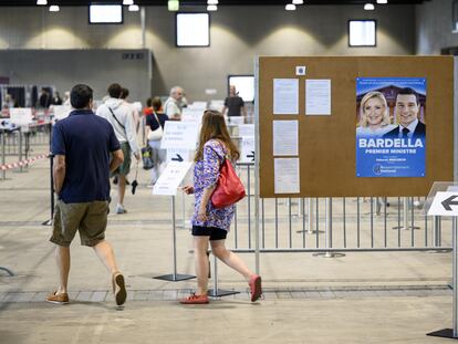 Un cartel electoral del ultraderechista Reagrupamiento Nacional en un colegio electoral para las elecciones legislativas francesas en Suiza.