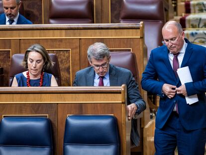 La secretaria general del PP, Cuca Gamarra; el presidente del Partido Popular, Alberto Núñez Feijóo, y el portavoz de la formación en el Congreso, Miguel Tellado, en el hemiciclo, el jueves 4 de julio.