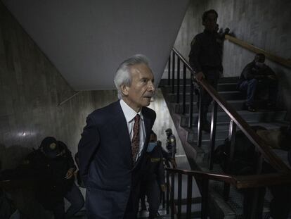El periodista José Rubén Zamora es escoltado por policías en la torre de tribunales, en Ciudad de Guatemala, en mayo de 2023.