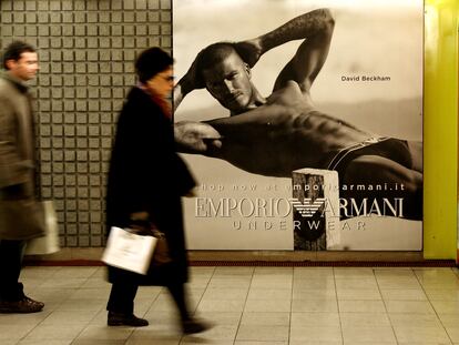 David Beckham, en ropa interior para Armani, en el metro de Milán.