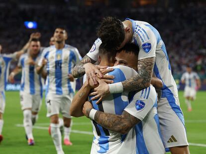 El argentino Lautaro Martínez celebra el primer gol con sus compañeros Fútbol en Miami, Florida (EE UU), eeste 29 de junio.