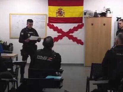 Captura del vídeo de RTVE en el que se observa la bandera de la Cruz de Borgoña debajo de una de España en una de las salas de la Comisaría de Las Palmas.