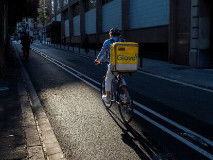 Un repartidor de Glovo, este miércoles en las calles de Barcelona.