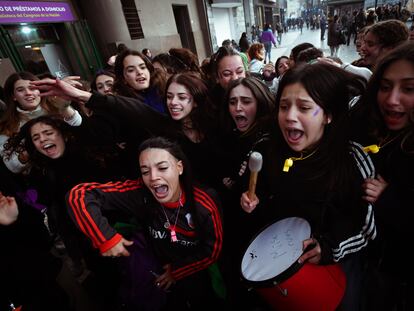 Mujeres se manifiestan frente al Congreso Nacional, este lunes.