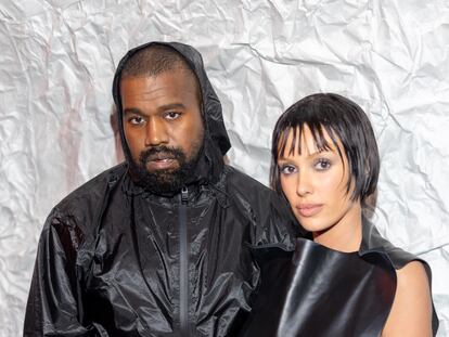 Kanye West y Bianca Censori en el desfile de Marni, en Milán, en febrero de 2024.