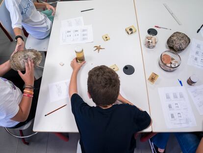 Varios niños en el inicio del curso en colegio público de Infantil y Primaria San Juan Bautista, el 7 de septiembre en Arganda del Rey (Madrid).