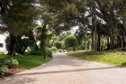 Interior da Villa Nellcote, onde moraram os Rolling Stones durante 1971.