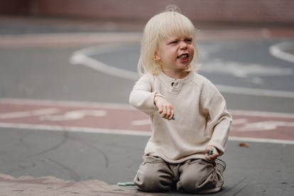 Un niño enfadado en el patio de un colegio.