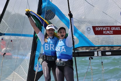 A dupla brasileira Martine Grael e Kahena Kunze celebra a medalha de ouro nesta terça-feira, 3 de agosto.