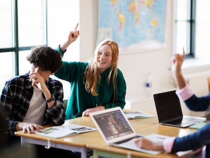 Una alumna levanta la mano en el interior de una clase de Secundaria.