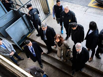 La expresidenta argentina Cristina Fernández de Kirchner llega el lunes a un tribunal de Buenos Aires. 