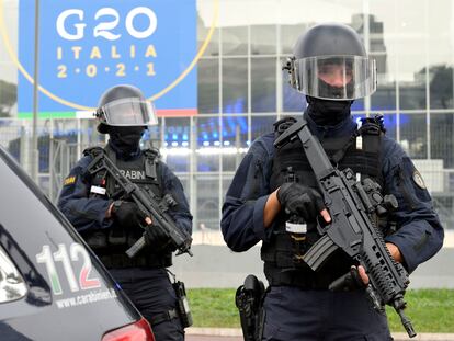 Policiais vigiam o edifício onde serão realizadas, no sábado e no domingo, as reuniões do G20.