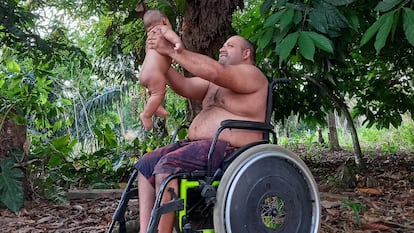 En la foto, tomada el 20 de julio, el niño Eduardo está con su padre, Erasmo Theofilo, un líder campesino en Brasil