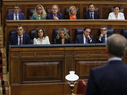 El líder del PP, Alberto Núñez Feijóo, interviene desde su escaño delante de la cúpula del Gobierno.