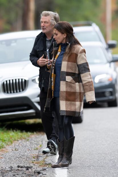 Alec Baldwin com sua esposa, Hilaria Baldwin, momentos antes de se dirigir aos fotógrafos.