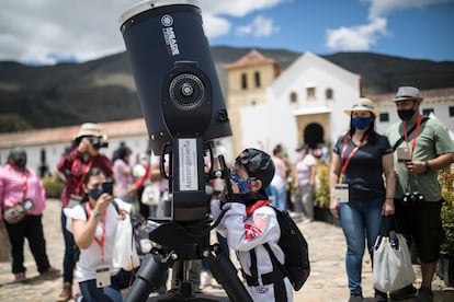 Un niño disfrazado de astronauta observa a través de un telescopio en el Festival de Astronomía en Villa de Leyva (Colombia), en 2021.