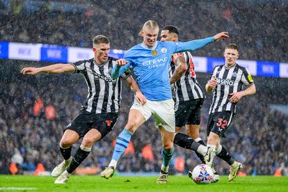 Steven Botman hostiga a Erling Haaland este sábado en el City-Newcastle de FA Cup.