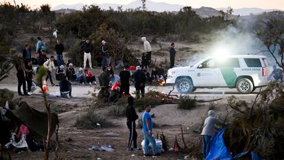 Un agente detiene a migrante en Nuevo México, el 19 de junio.