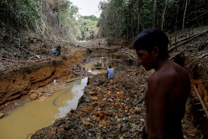 Indígena yanomami acompanha agentes do órgão ambiental brasileiro durante operação contra mineração ilegal de ouro em terras indígenas, em 2016.