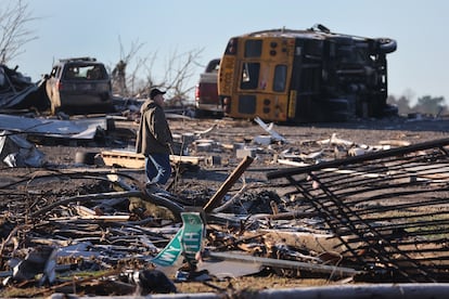 Destroços de veículos e escombros nas ruas de Mayfield, Kentucky, após os tornados que ocorreram nesta sexta-feira.