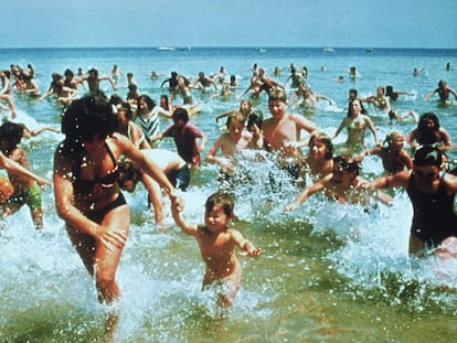 Una de las escenas más recordadas de 'Tiburón': la de los bañistas abandonando el agua aterrorizados.