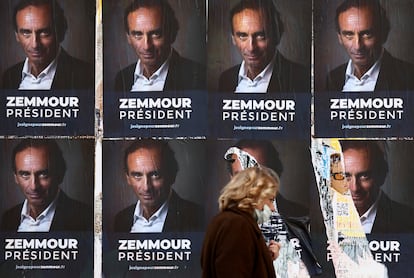 Una mujer pasa junto a carteles del polemista Éric Zemmour en París, el 13 de octubre.