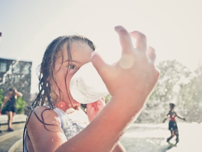 Los padres deben asegurarse de que los niños beban agua con frecuencia, incluso si no tienen sed.