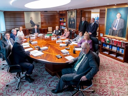 Reunión del pleno del Tribunal Constitucional en enero de 2023. En primer término, el presidente, Cándido Conde-Pumpido.