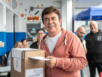 Fernando Espinoza vota en la elección del 22 de octubre de 2023 en Buenos Aires (Argentina).