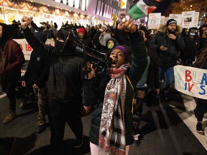 Manifestante ergue o punho durante um protesto contra a absolvição de Kyle Rittenhouse, no sábado em Nova York.