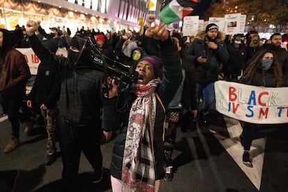 Manifestante ergue o punho durante um protesto contra a absolvição de Kyle Rittenhouse, no sábado em Nova York.