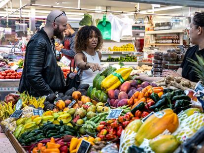 Imagen del mercado central de Valencia y sus puestos de verduras.