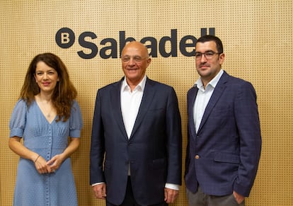 El presidente del Banco Sabadell, Josep Oliu, junto a los premiados por la Fundación Banco Sabadell: la bióloga molecular Elvan Böke y el investigador medioambiental Manuel Delgado Baquerizo.