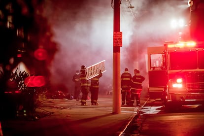 Bombeiros atuam no controle das chamas no galpão da Cinemateca Brasileira, em São Paulo.