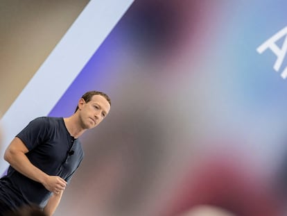 Una IA de Meta llamada Cicero engañó a sus rivales para ganar en el juego de estrategia Diplomacia. En la foto, Mark Zuckerberg, presidente ejecutivo de Meta, presenta los nuevos proyectos en IA de su compañía en la conferencia Meta Connect en Menlo Park (California) el pasado septiembre.