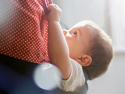 La dependencia de los hijos hacia sus padres es algo natural y evolutivo dado que los humanos nacemos siendo completamente dependientes.