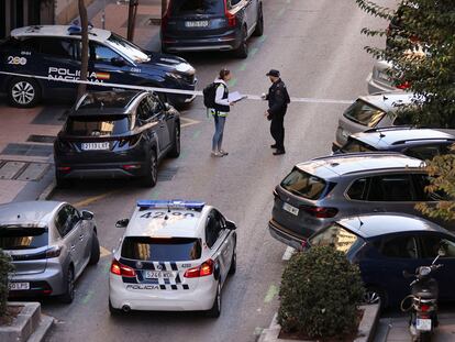 La policía rastrea la calle Núñez de Balboa donde el jueves intentaron matar al político Alejo Vidal-Quadras con un disparo en la cara.