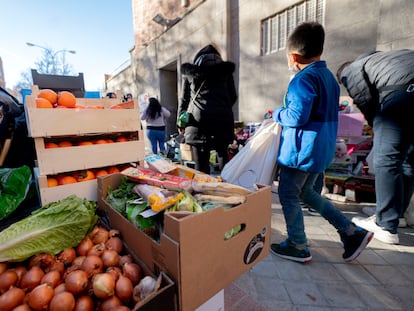 Un niño, durante un reparto de comida para familias vulnerables en Madrid, en 2021.