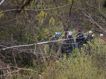 Efectivos de emergencias han rescatado este miércoles ek cuerpo sin vida del río Ebro en Logroño en la zona donde se busca desde hace más de dos semanas al joven Javier Márquez. La Delegación del Gobierno en La Rioja ha precisado, en una nota, que el cadáver se ha encontrado sobre las 13:45 horas y posteriormente se ha realizado el levantamiento del cuerpo para proceder a su identificación, sin que haya facilitado más datos. EFE/Raquel Manzanares