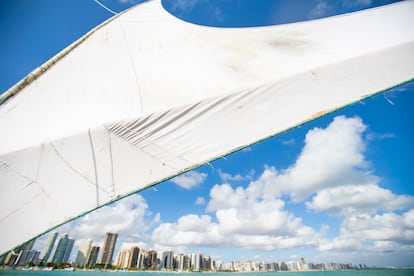 Dos prédios altos do outro lado da avenida, a tradicional pesca artesanal ―uma atividade sustentável nos mares nordestinos de poucos nutrientes― é vista como feia, indesejável ao progresso. De orla onde saiu Jacaré, outros jangadeiros seguem reunindo forças todos os dias, espremidos agora em uma reduzida faixa de praia, para permanecer no seu lugar.