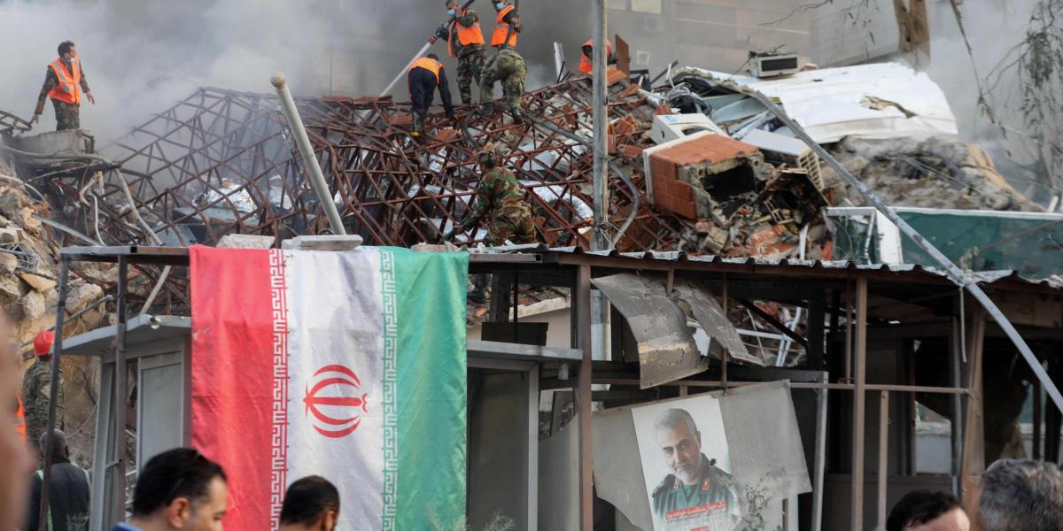 Brigadistas buscan en los escombros a sobrevivientes del bombardeo a un consulado de Irán en Damasco.