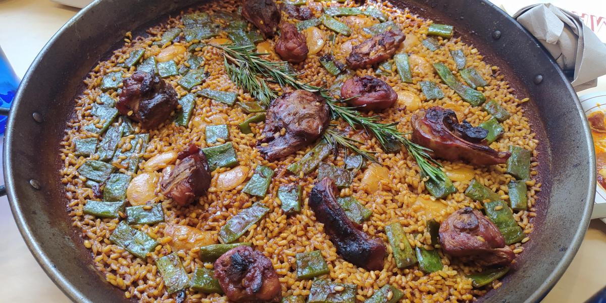 Una auténtica paella valenciana a base de conejo y pollo.