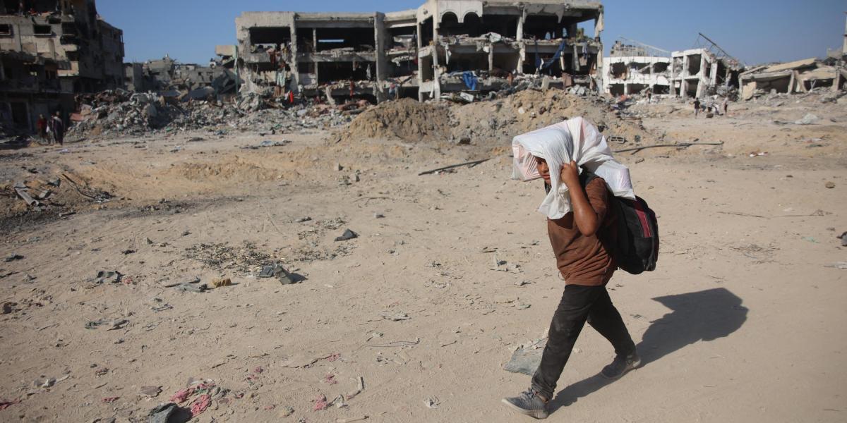 Palestinos en el barrio de Shujaiya, destruido tras bombardeos de Israel.