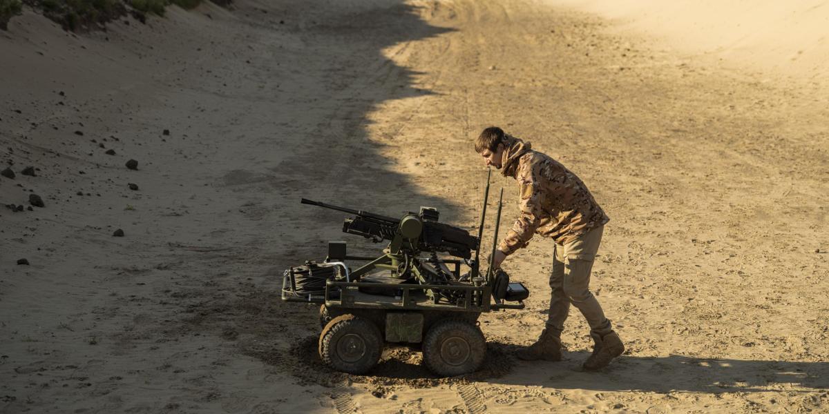 Un arma automatizada con una torreta montada en un dron rodante, a prueba en un campo de tiro en Kiev.