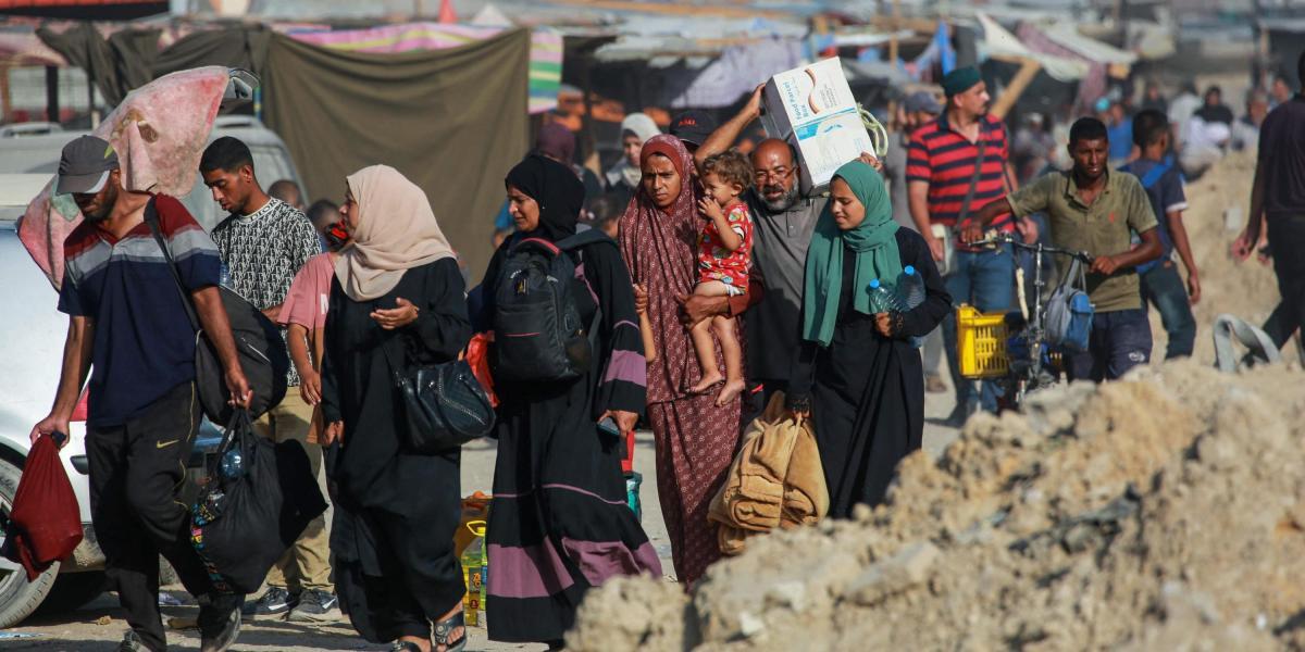 Palestinos desplazados abandonan el oeste de Jan Yunis hacia áreas del este de la ciudad luego de informes de que las fuerzas israelíes se retiraron del área en el sur de la Franja de Gaza