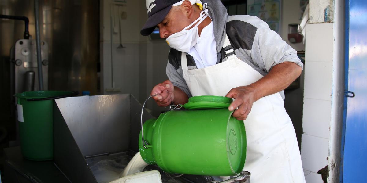 La leche es cuidadosamente seleccionada y examinada antes de ser mezclada para ser distribuida en Tuluá y otros municipios.