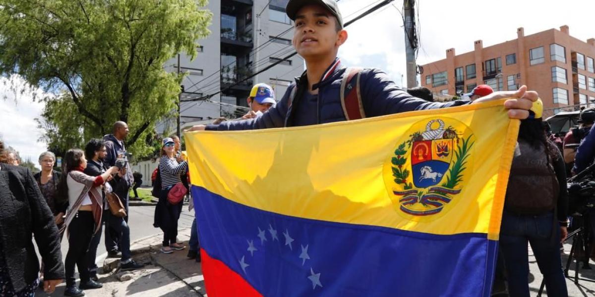 Con banderas y carteles a favor de la Operación Libertad se manifiestan los venezolanos en Colombia.