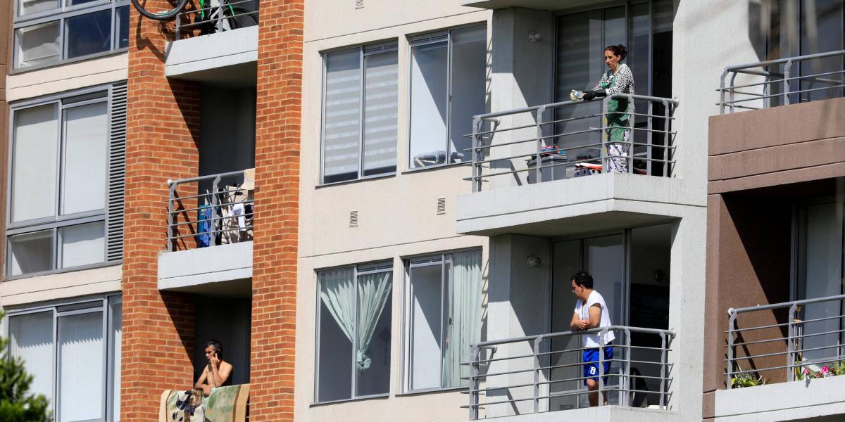 El contacto humano durante la pandemia se reduce en ocasiones a ver la vida desde el balcón de la casa.