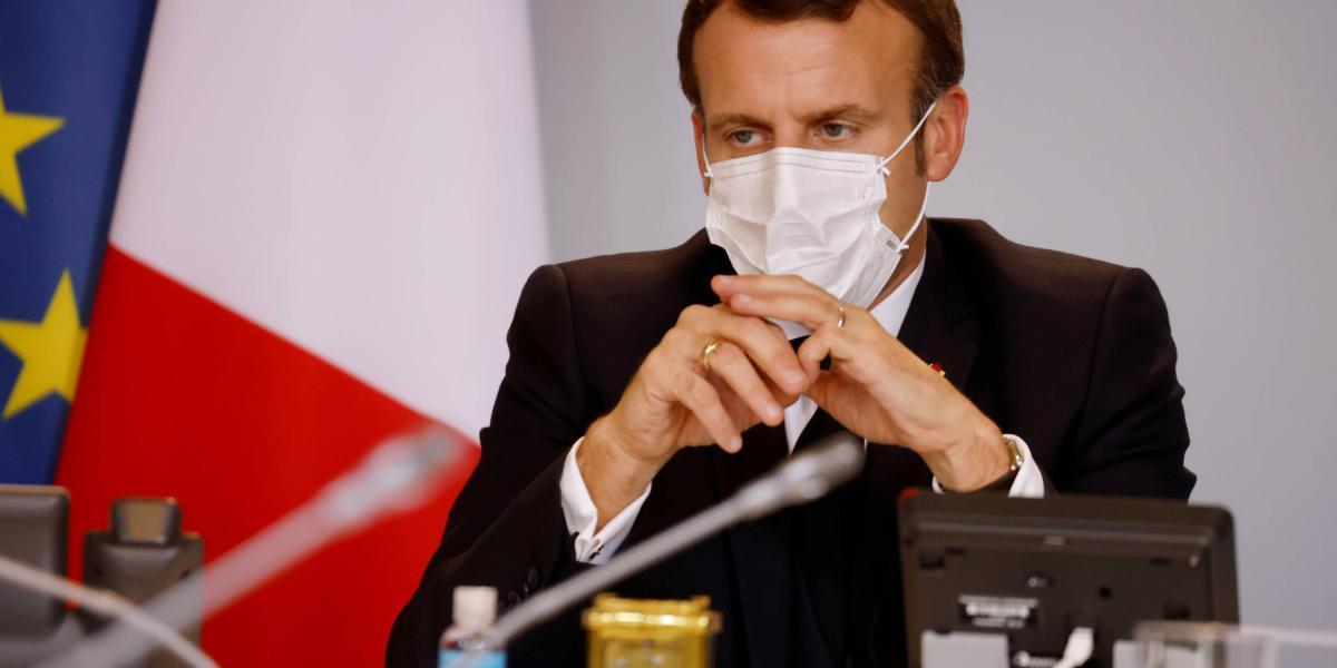 El presidente francés, Emmanuel Macron, dio positivo para coronavirus este jueves. El mandatario permanecerá siete días aislado, aunque mantendrá sus actividades a distancia, según indicó el Elíseo. Macron se sometió a un test PCR cuando experimentó los primeros síntomas, señaló la Presidencia en un comunicado, donde se precisó que "según los protocolos sanitarios en vigor, aplicables a todos, el presidente se aislará durante siete días. Continuará trabajando para realizar sus actividades a distancia".